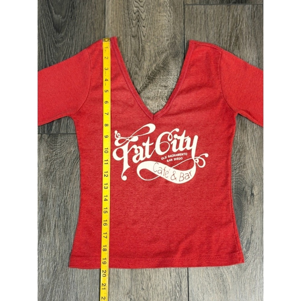 Cheese Cake Fat City Cafe & Bar Graphic V-Neck Top Red L Vintage Festival Boho - Picture 10 of 13
